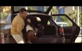 Que fait Simon dans cette scène ?