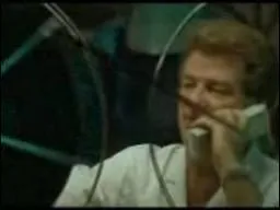 Quelle est la dernière phrase prononcée par les projectionnistes avant de se faire assassiner ?