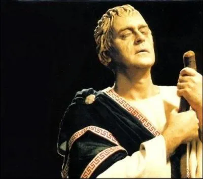 Héros infortuné que sa mère Jocaste épousera sans le savoir. Qui est-ce roi de Thèbes ?