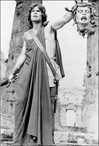 Jeune homme vaillant, aspirant à la gloire et aux aventures, son plus haut fait d'armes est d'avoir tranché la tête de Méduse, la gorgone. Qui est-ce ?