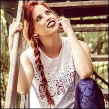 Elle préfère l'été à l'hiver.