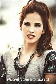 Elle possède un chien comme animal de compagnie.