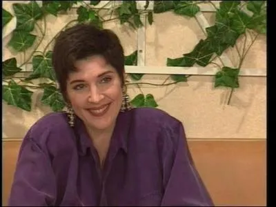 Au cours de la série, avec qui Nicolas a-t-il trompé Hélène ?