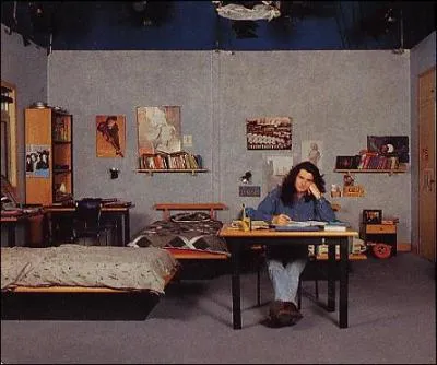 Qui sont les trois garçons qui partagent la même chambre au tout début ?