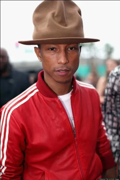 Avant de devenir chanteur international et de fredonner la chanson ''Happy'' à tous ses spectacles, quel emploi exerçait Pharrell Williams pour gagner sa vie ? Comme quoi tout les rêves sont possibles !