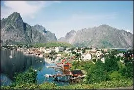 ''Aquavit'' signifie eau-de-vie en latin. Elle est consommée dans les pays scandinaves. Quel est celui qui n'en fait PAS partie ?