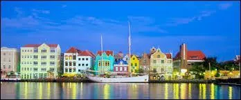 Le curaçao est une liqueur d'orange produite sur l'île du même nom. Où se situe-t-elle ?