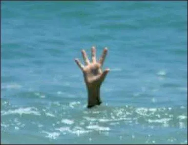 'Un homme qui meurt par noyade revit en un éclair toute sa vie passée, alors qu'il ferait mieux de nager. ' Indice, ' Les Ritals'