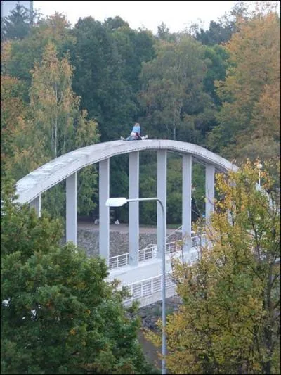 'Les femmes ont besoin d'une raison pour faire l'amour, les hommes ont juste besoin d'un endroit.' Indice : Baccarat. (N'oubliez pas d'agrandir la photo pour admirer les courbes... architecturales du pont) ^^