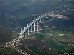Dans quel département français se trouve le viaduc de Millau ?