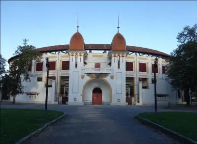 De ces quatre départements, lequel ne touche pas aux Landes ?