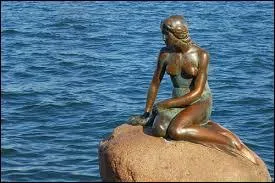 Dans quelle ville trouve-t-on une statue de la Petite Sirène ?