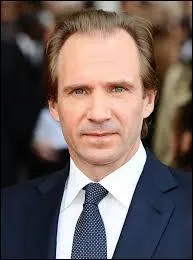 Quel personnage joue Ralph Fiennes ?