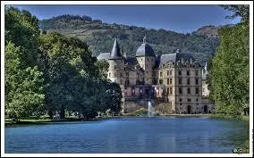 Voici le Château de Vizille. Ville rhônalpine, elle se situe dans le département ...