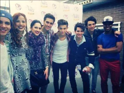 Candelaria Molfese est l'ambassadrice de l'association "Des Amis du monde" (Amigo por el mundo), mais avec qui ?