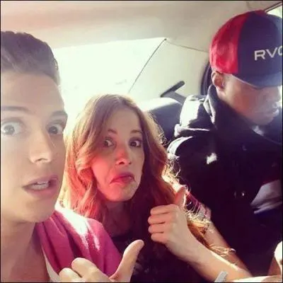 Elle a un petit ami, mais comment s'appelle-t-il ?