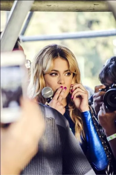 Quelle chanson a-t-on pu découvrir, en vidéo puis chantée en version acoustique ?