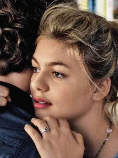 Dans cette scène, avec qui l'actrice principale est-elle et que se passe-t-il ?