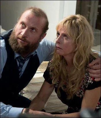 Dans cette scène, son père lui signe quelque chose. Quoi ?