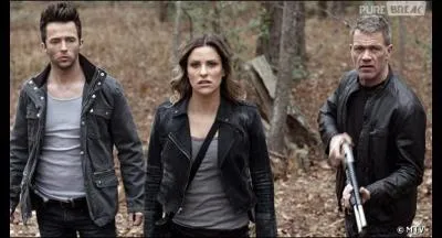 Qui est cette horrible femme au centre ?