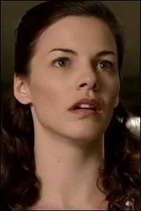 Qui est cette femme qui cache bien son véritable visage ?