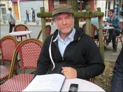 Le professeur de philosophie Jean-François Chazerans veut retrouver son poste au lycée Victor-Hugo à Poitiers. Dans quelle ville est-il affecté depuis mars ?