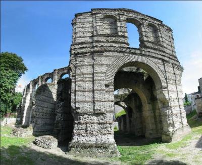 Fondée au IIIe siècle av. J.-C., Burdigala se développe et devient en 28 av. J.-C. l'une des quatorze cités de l'Aquitaine Seconde.
