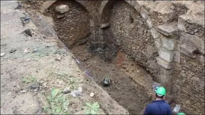 Vous êtes Carnute, membre d'un peuple de la Gaule celtique exploitant le riche plateau de Beauce. Votre capitale, Autricum, dans la vallée de l'Eure, se nomme actuellement...
