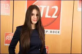 Combien de temps après chanta-t-elle ses propres musiques ?