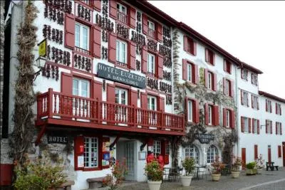 Dans quelle région se situe la ville d'Espelette, célèbre pour ses piments nommés AOC en 2000 ?