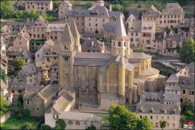 Dans quel département se situe Conques, ville de Midi-Pyrénées, qui compte environ 282 habitants mais voit passer 600 000 visiteurs par année ?