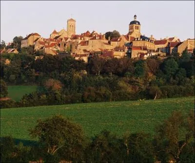 Dans quel département se situe Vézelay, peuplée de 450 habitants et célèbre pour être au sommet d'une des dernières collines du Morvan, haut lieu de pèlerinage classé au patrimoine mondial de l'UNESCO ?