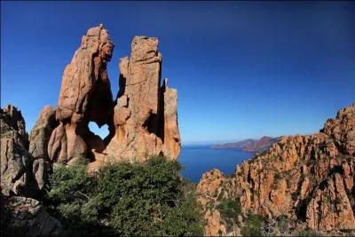 Dans quelle région se situe la ville de Piana, située à 450m d'altitude, où on peut trouver la réserve naturelle de Scadola, visible des calanques ?