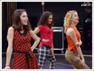 Quel est le titre de la chanson que chante Camila, Francesca, Nata et Ludmila ?