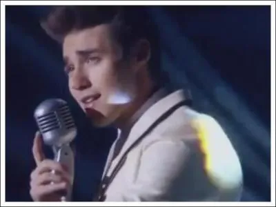 Dans le premier épisode, quel est le titre de la chanson que chante León ?