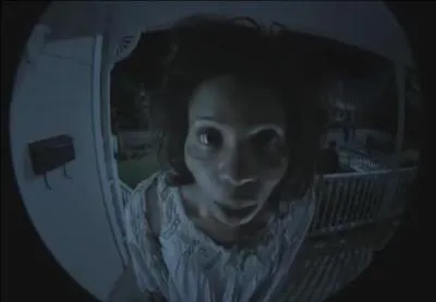 En tant que zombie, elle a comportement qui semble un peu corroborer la théorie de Milton (le scientifique de Woodbury qui apparaît dès la saison 3). Que fait-elle  ?