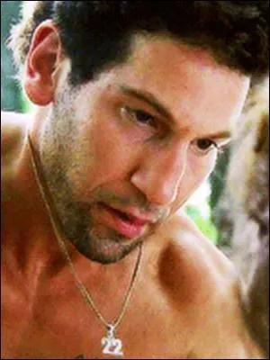 Que veut dire le « 22 » accroché au cou de Shane ?