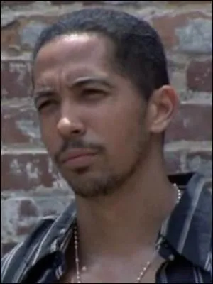 Guillermo est le chef d'un gang qui protège précieusement  :