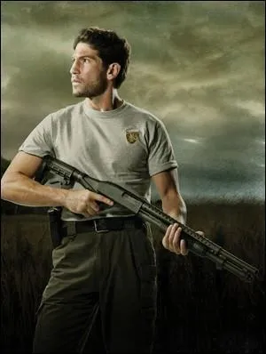 Shane vise Rick avec son arme, et il est sur le point de tirer, mais l'arrivée d'une personne l'empêche de passer à l'acte. De qui s'agit-il  ?