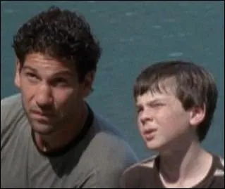 Au campement, Carl se rapproche de Shane. À quel genre d'occupation ces deux personnages se livrent-ils  ?