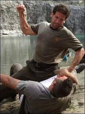 Pourquoi Shane se bat-il très violemment avec Ed  ?