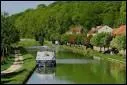 Long de 242 km et jalonné par 189 écluses, le canal de Bourgogne relie les bassins ...