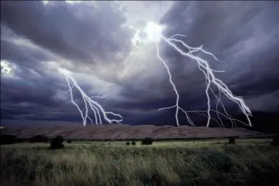 Pourquoi entend-on le tonnerre après que la foudre soit tombée ?