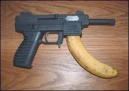 Revenons en Afrique noire. Le drapeau de deux de ces nations est orné d'une arme, celui où il n'en figure pas appartient :