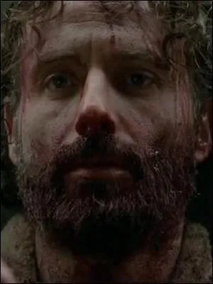 Dans la prison, après la mort de sa femme, Rick devient marteau. Quel signe révèle sa folie  ?