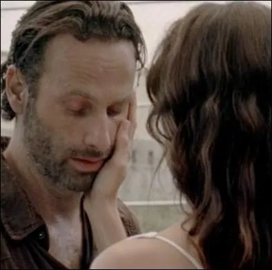 Lori répparait plusieurs fois après sa mort dans les hallucinations de Rick. Comment est-elle habillée dans ses visions  ?