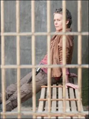 Lorsqu'Hershel est au bord de la mort et qu'il devient évident qu'il ne pourra pas accoucher Lori, que fait Carol  ?