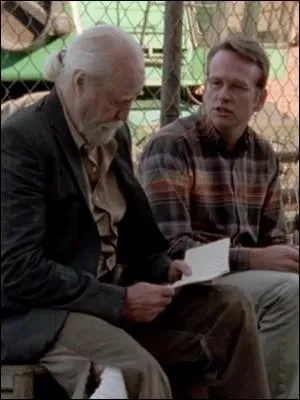 Pourquoi Milton prend-il des notes quand il parle à Hershel lors de la rencontre entre Rick et le Gouverneur  ?