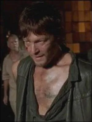 En compagnie de qui Daryl est-il forcé de se battre dans l'arène de Woodbury contre des Rôdeurs  ?