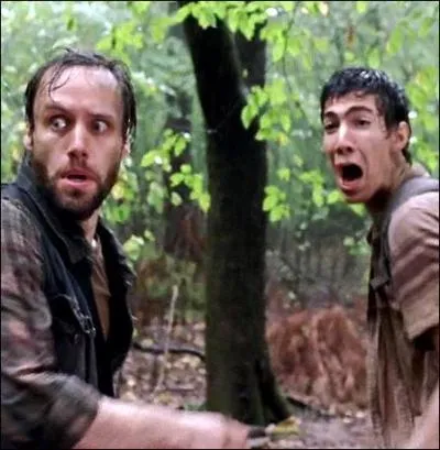 Le groupe de Tyreese, chassé de la prison, débarque à Woodbury. Que décident de faire Allen et son fils Ben  ?